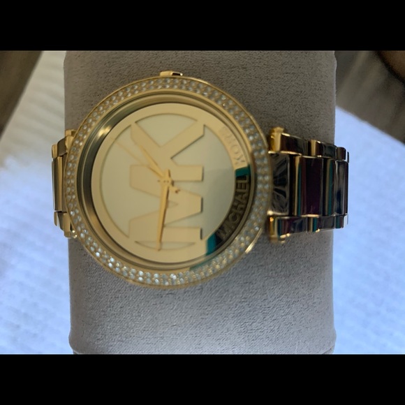 Michael Kors Watch is used and has a few scratches - Picture 3 of 9